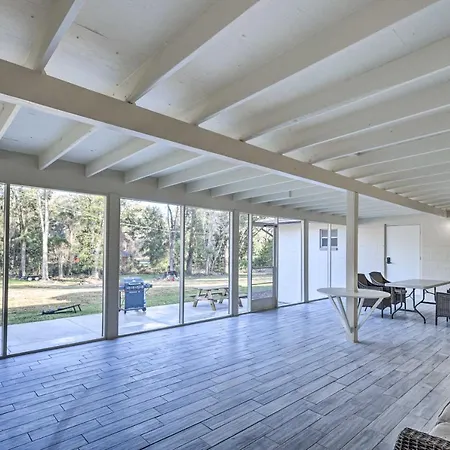 Spacious Gainesville Retreat With Backyard!